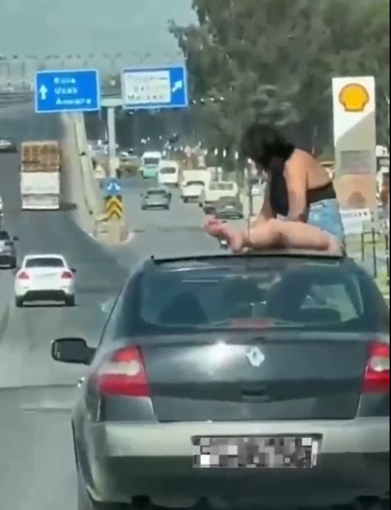 Seyir halindeki aracın kaputuna oturdu! Sürücü ile birlikte gözaltına alındı