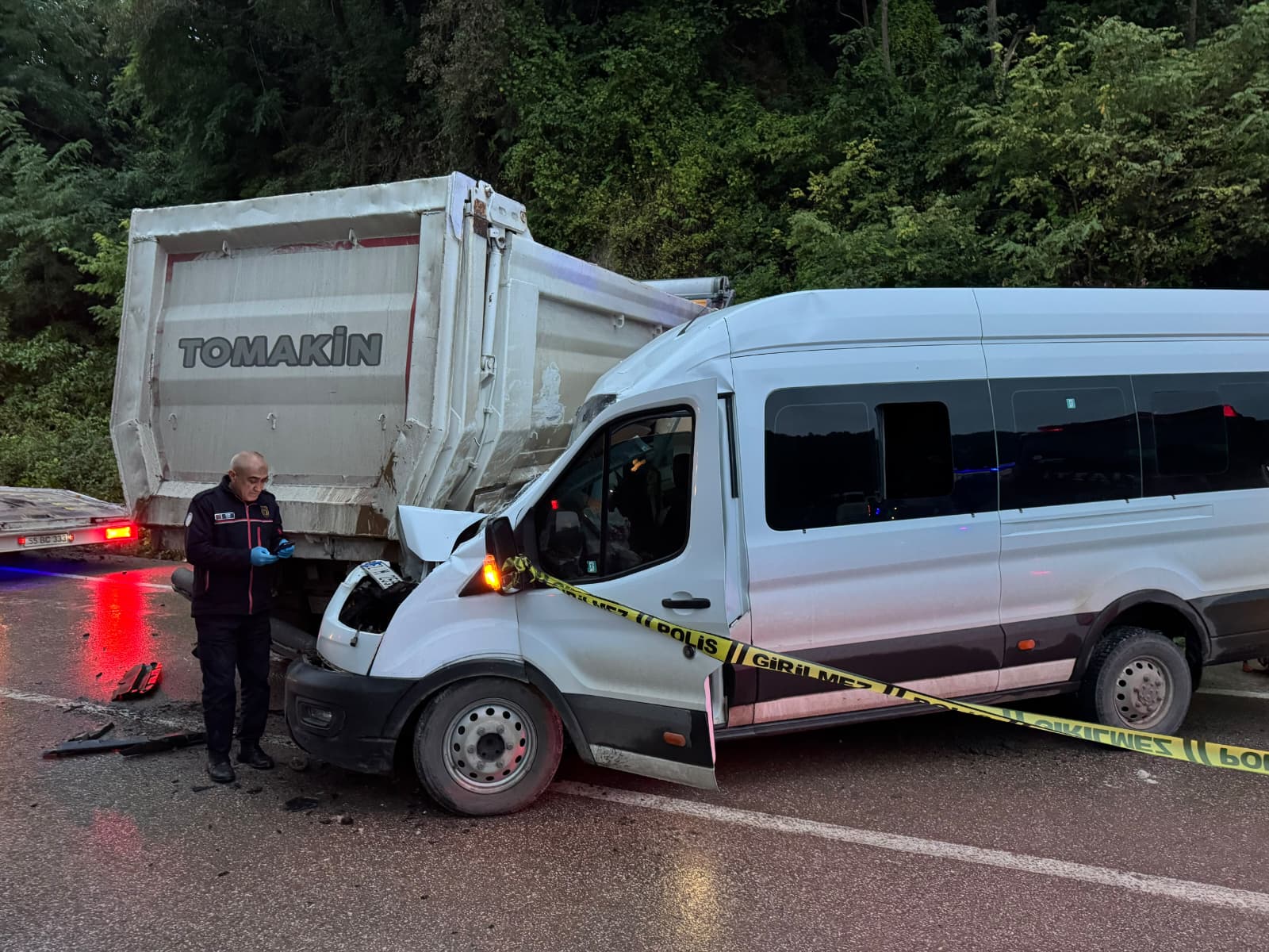 Ordu’da yolcu minibüsü ile kamyonun çarpışması sonucu bir kişi öldü 23 kişi yaralandı!