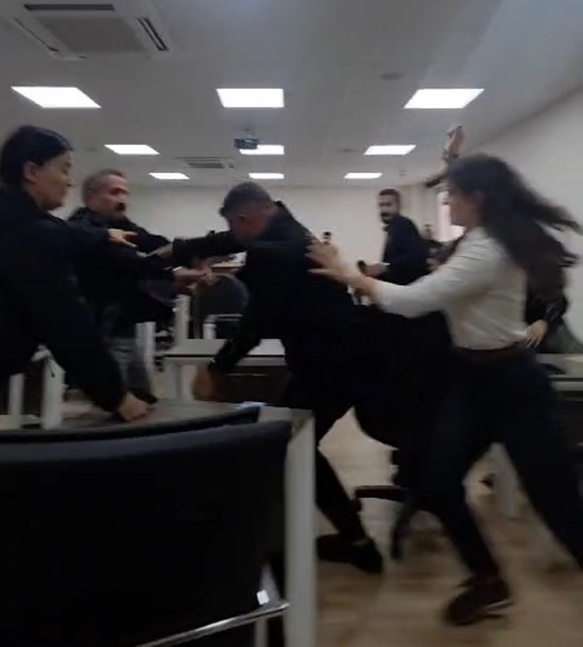 Silopi Belediyesi meclis toplantısında kavga çıktı!