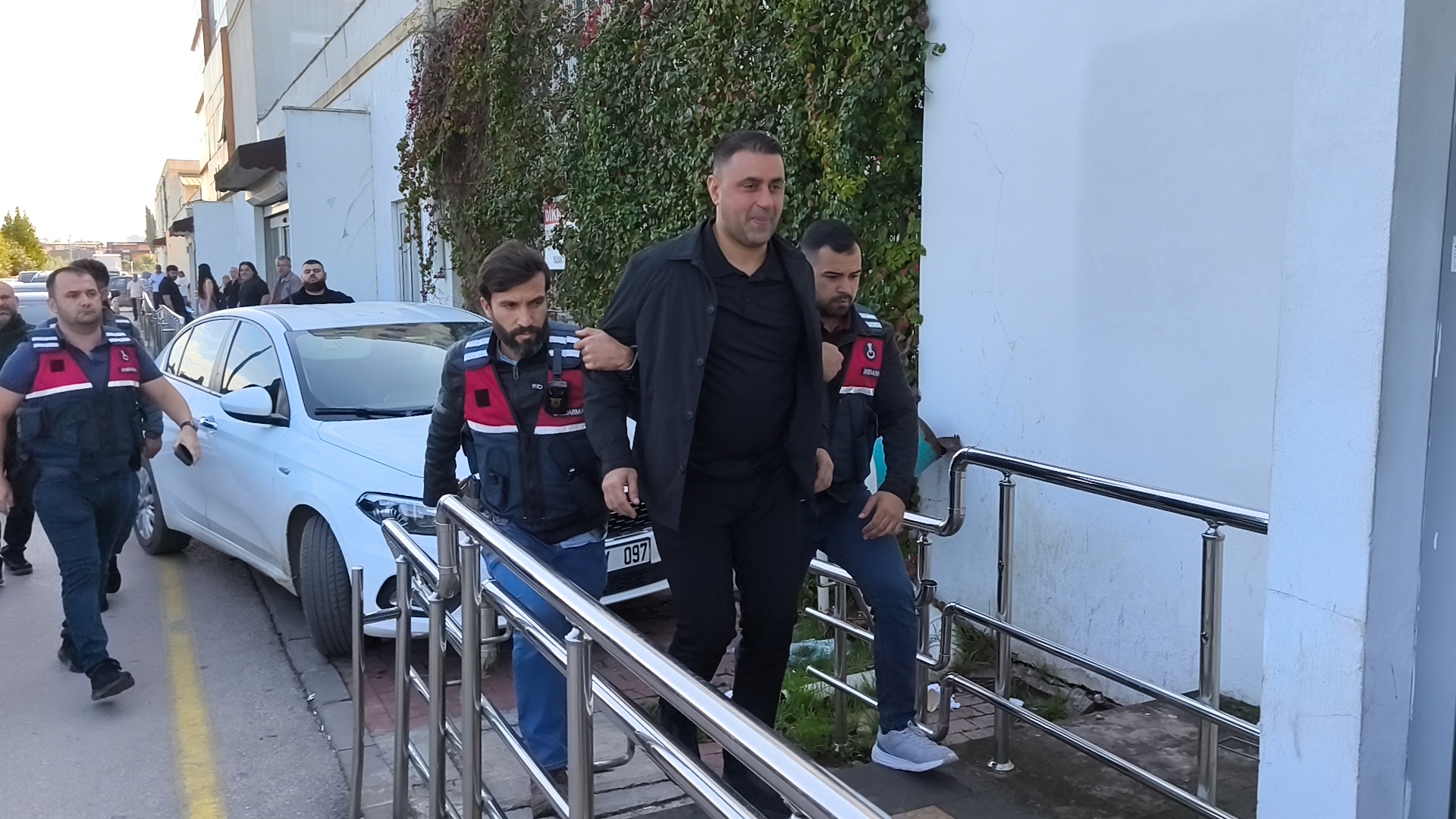 Adana'da Çukurova Belediyesi'ne operasyon! Başkan Emrah Kozay'ın da arasında bulunduğu 44 kişi gözaltında