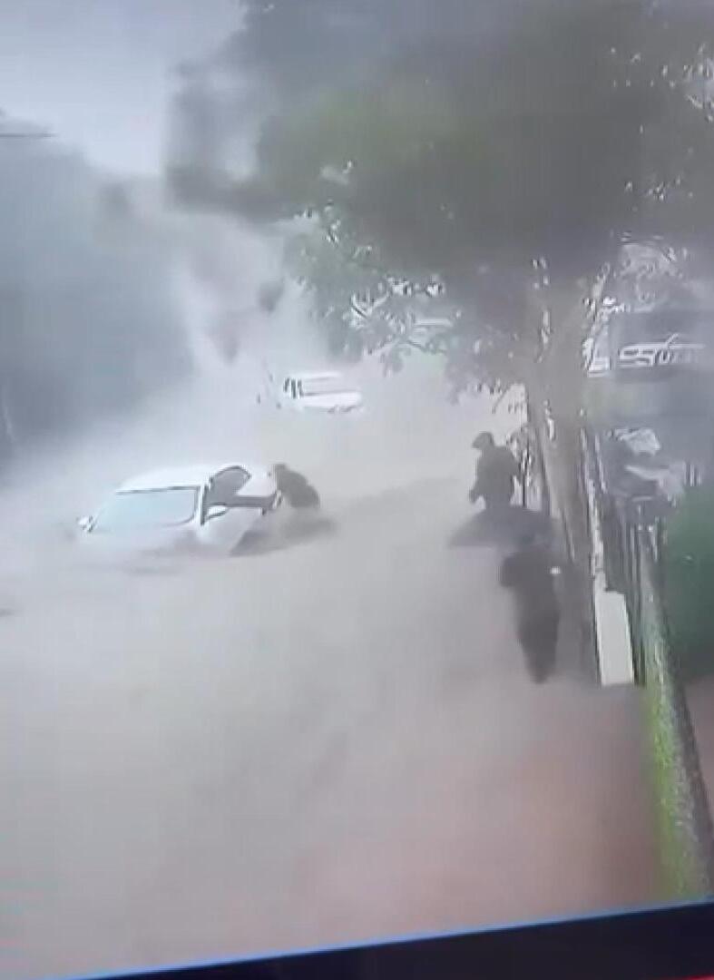 Sarıyer’de selde araçta mahsur kalan sürücüyü ön camdan çıkararak kurtardı
