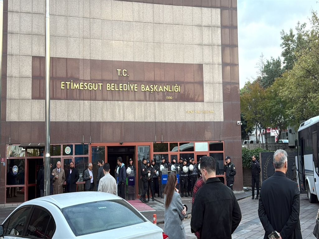 Etimesgut Belediyesi'ne yönelik soruşturmada başkan yardımcılarının da arasında olduğu 7 kişi tutuklandı!