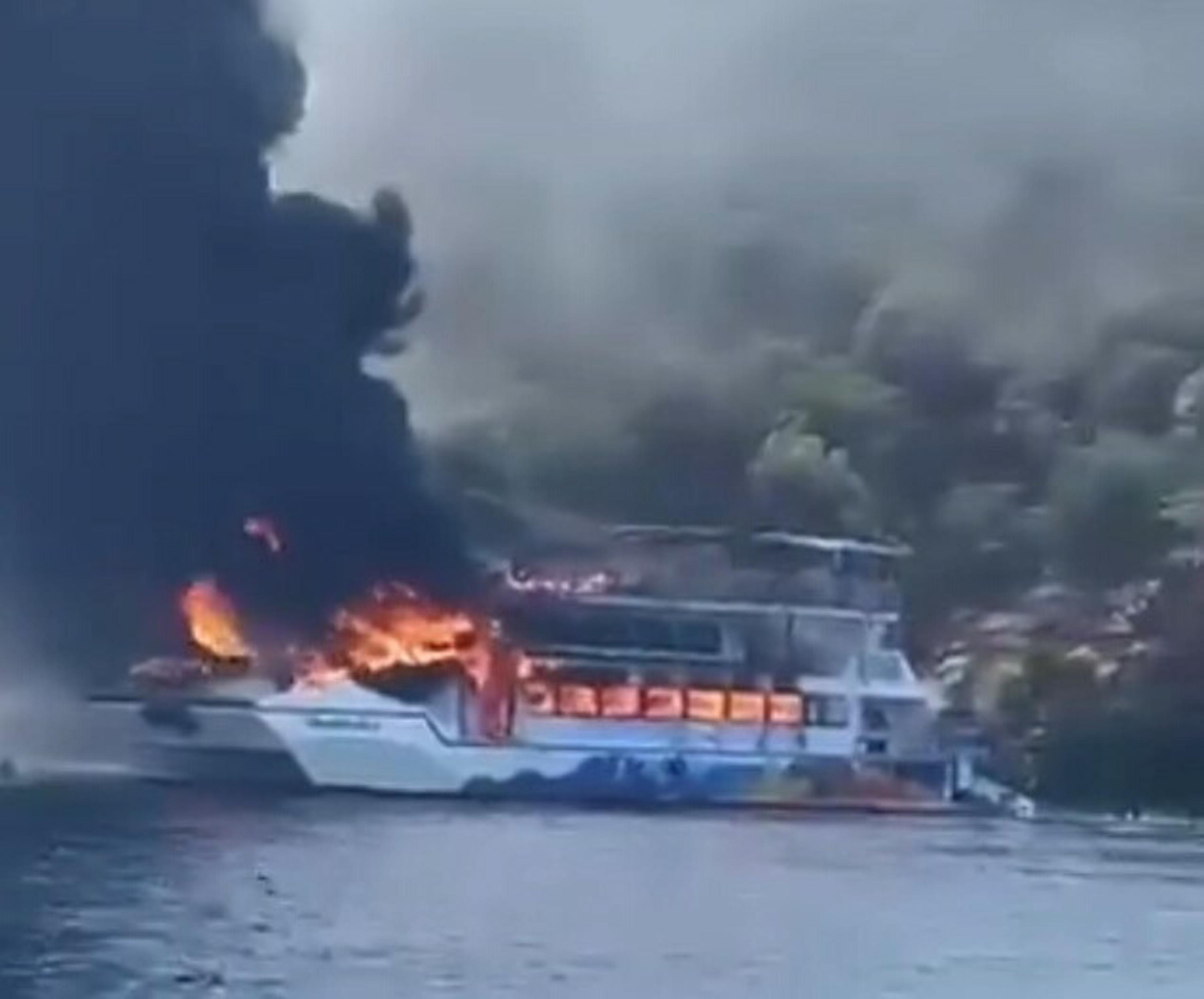 Fethiye'de gezi teknesi alev topuna döndü! Can yelekleriyle denize atladılar