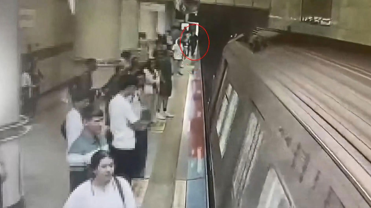Şişli'de yürekleri ağızlara getiren anlar! Görme engelli Enes metro raylarına düştü