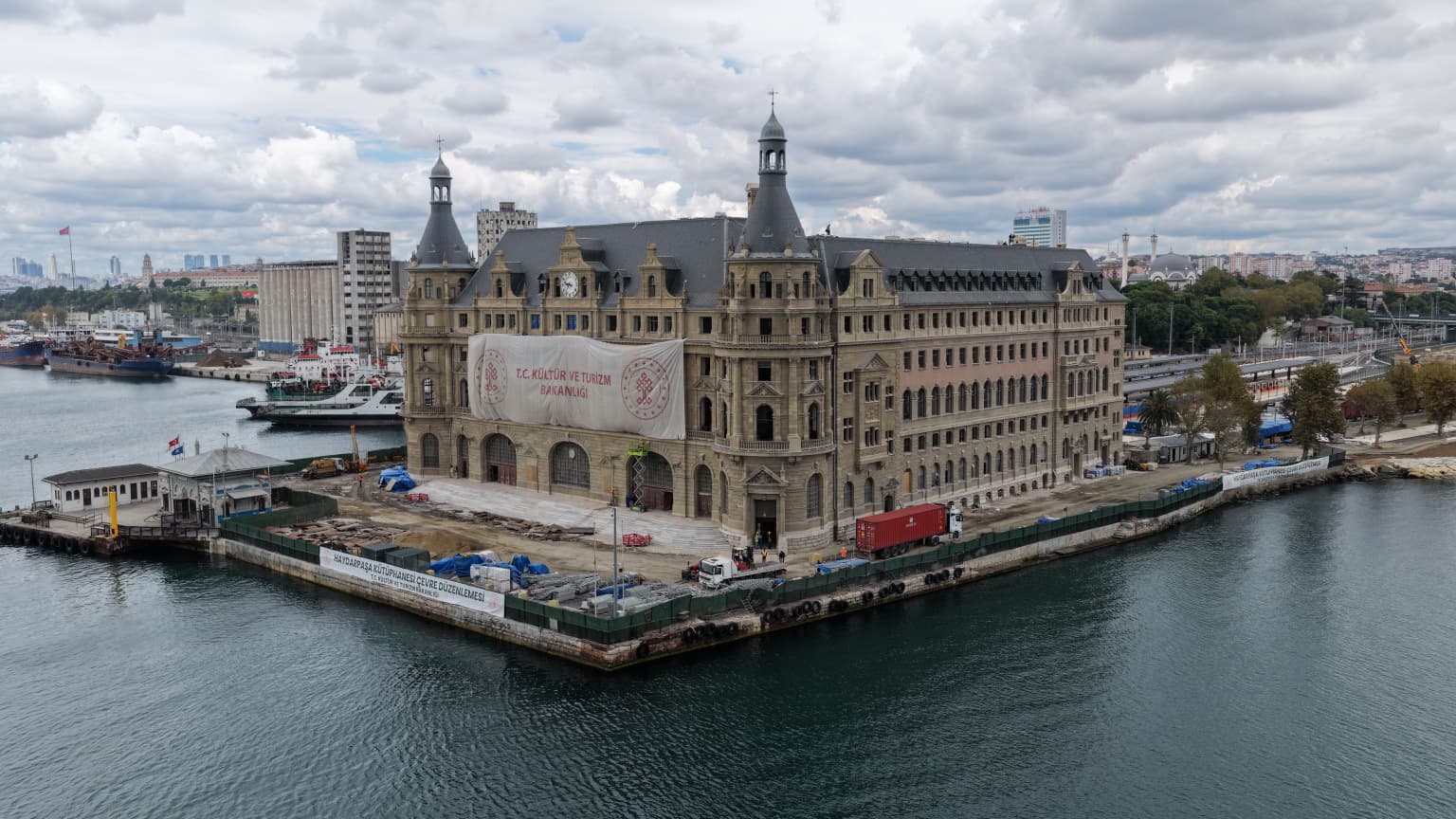 Haydarpaşa'nın temellerinde yer alan ahşap kazıkların yüzde 80'i yok olmuş