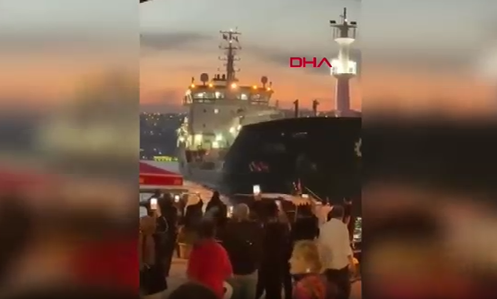 İstanbul Boğazı'nda facianın eşiğinden dönüldü! Kimyasal madde yüklü gemi kıyıya çarpmasına ramak kala durdu