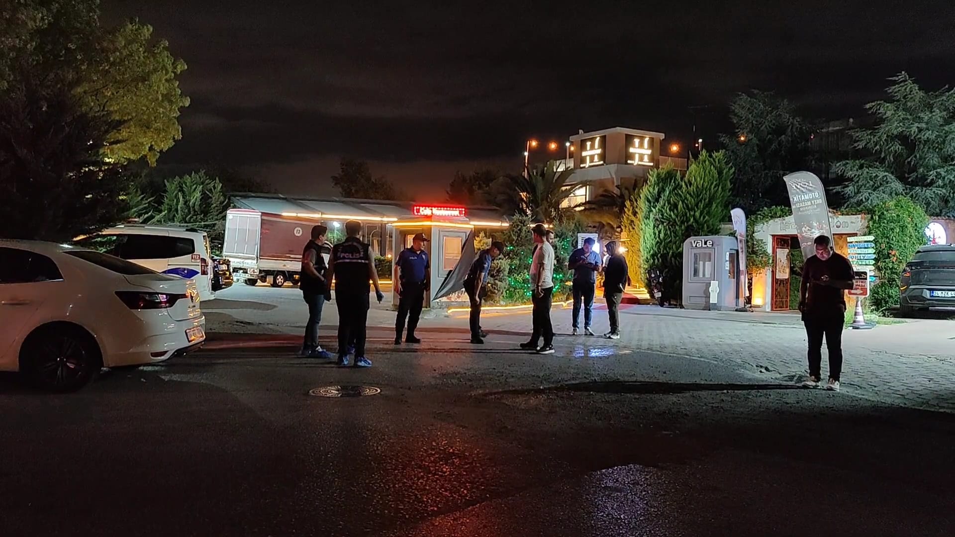 İstanbul'da motorsikletli saldırgan kafede dehşet saçıp kaçtı! İşletme sahibi ve bir müşteri yaralandı