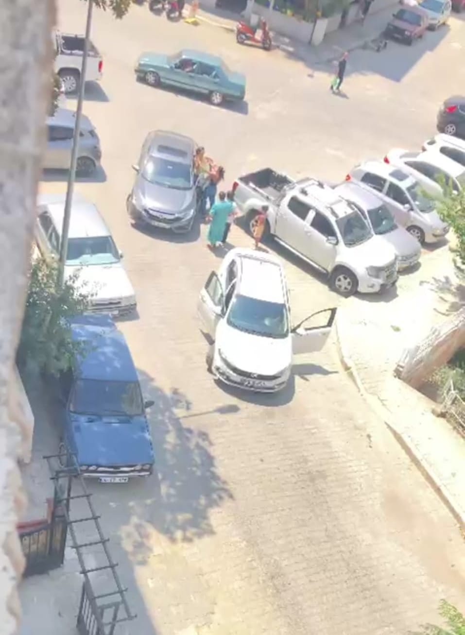 Kadın sürücülerin yol vermeme kavgası kamerada!