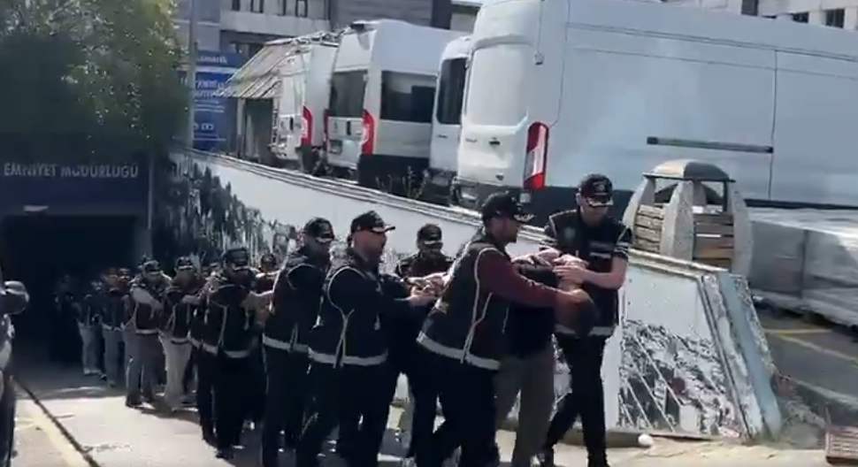 Sedat Şahin'e saldırı hazırlığındaki Sarallar grubu üyesi 19 kişi yakalandı! Roketatar, roketatar sevk fişekleri ve anti-tank roket mühimmatları bulundu