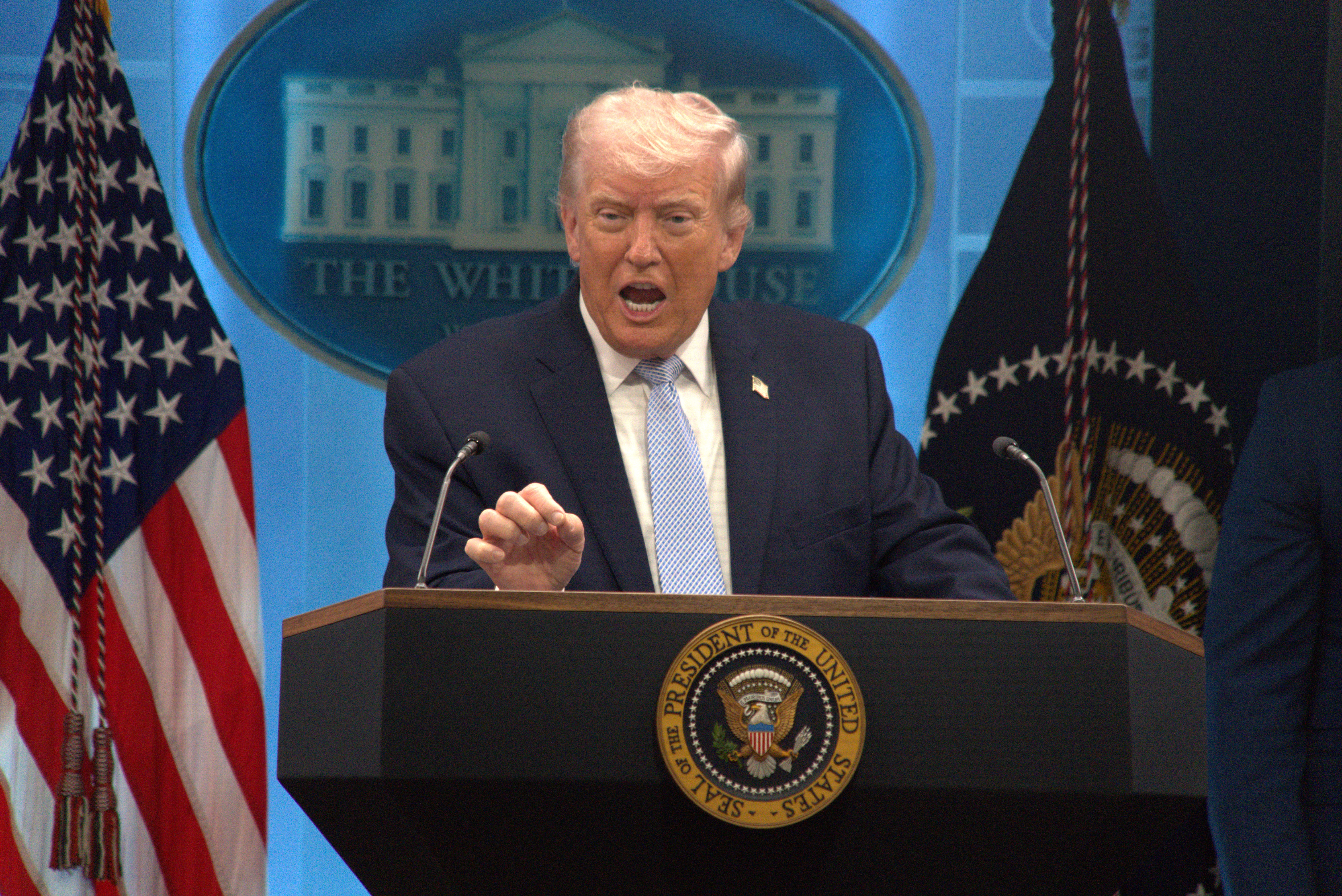 Trump: İran anlaşma yapmak için yalvarıyor