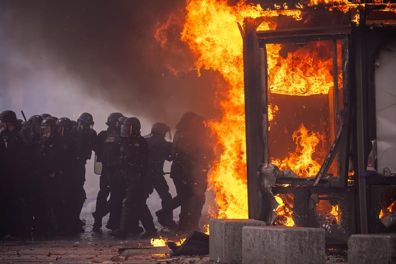 Fransa'da protestolarda bin 200 kişi gözaltına alındı