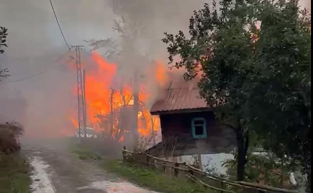 Kastamonu'da köyde ahşap evde çıkan yangın bitişikteki evlere de sıçradı