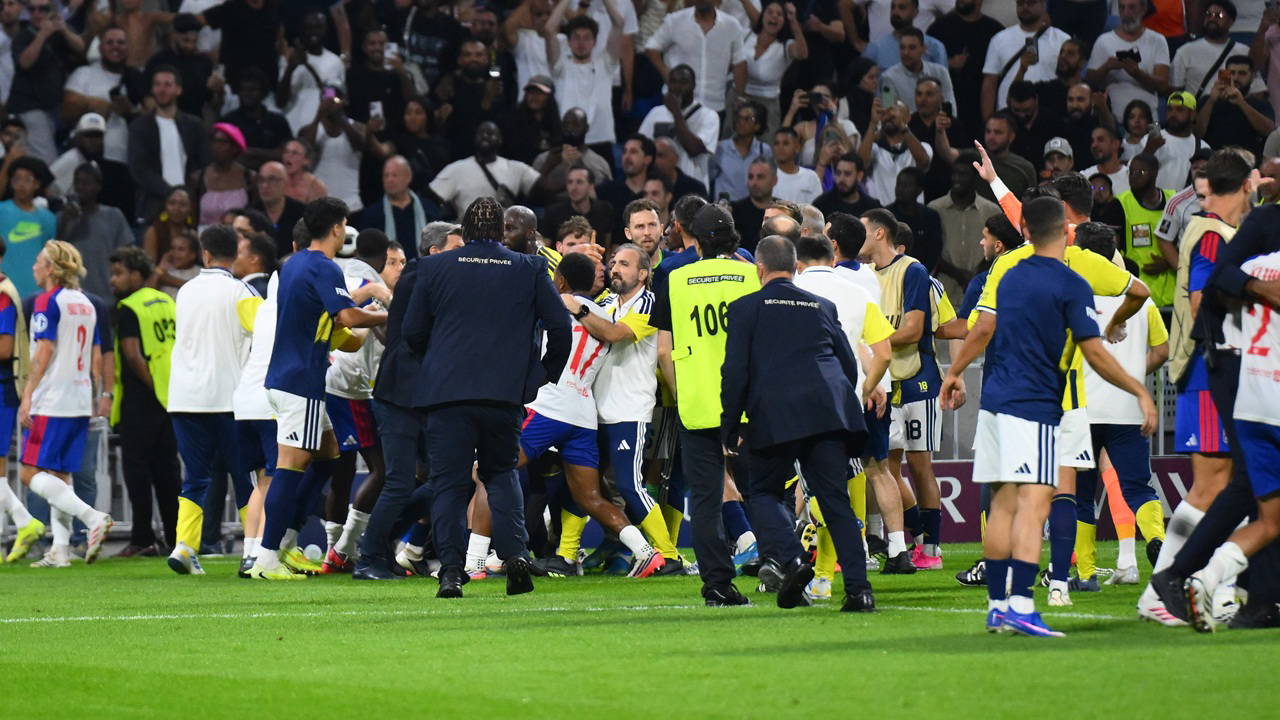 Lyon - Fenerbahçe maçının ardından oyuncular arasında gerginlik!