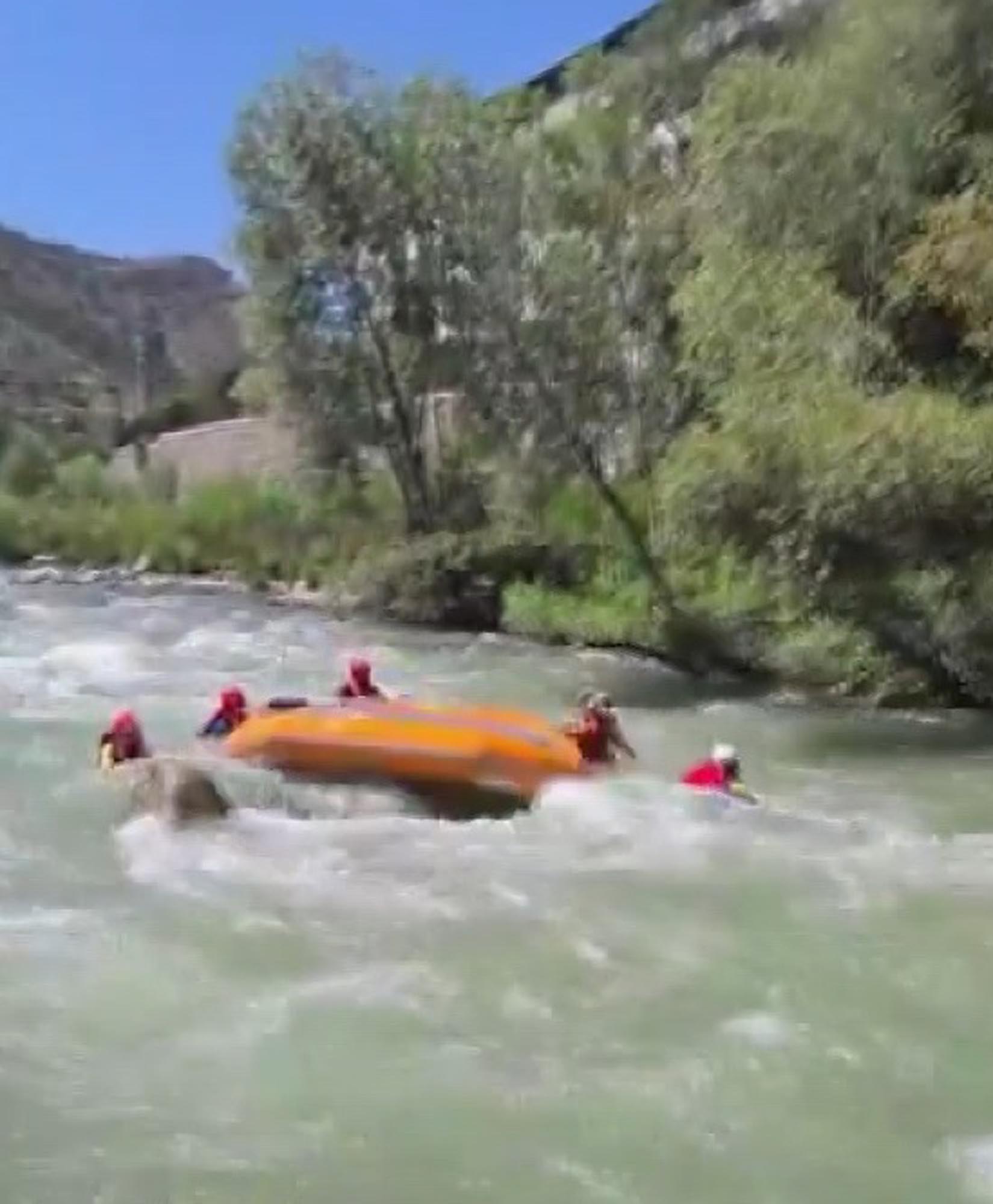 Rafting yarışında botları alabora olan sporcular zor anlar yaşadı