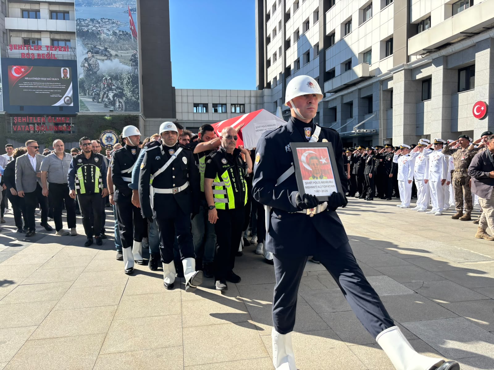Esenyurt'ta şehit olan polise hüzünlü veda!