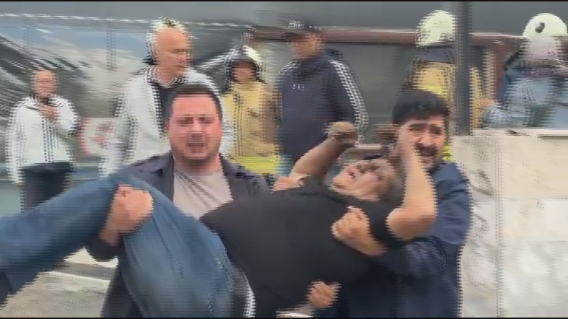 Kadıköy'de 8 katlı binada yangın; mahsur kalan 14 kişi kurtarıldı