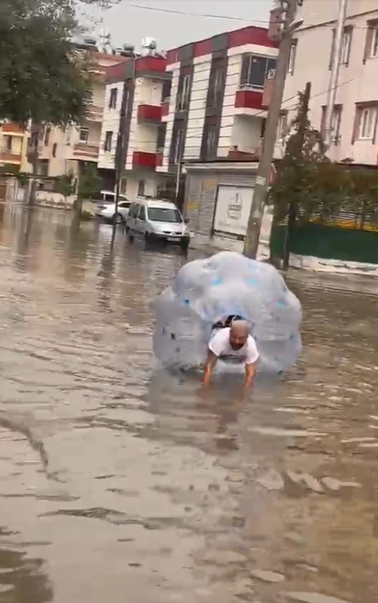 Tarsus'ta yollar göle döndü! Şişme balonla ilerledi