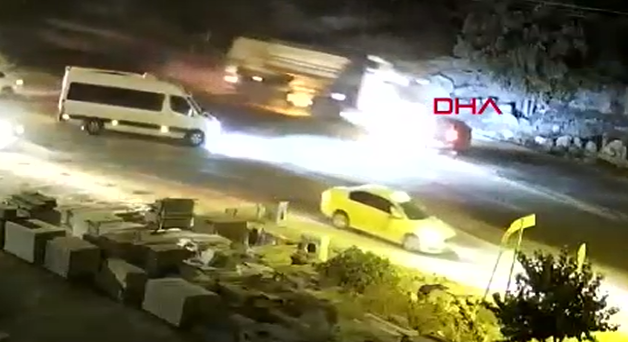 Korkunç kazada ölenlerin sayısı 3'e yükseldi! Kazanın görüntüleri ortaya çıktı