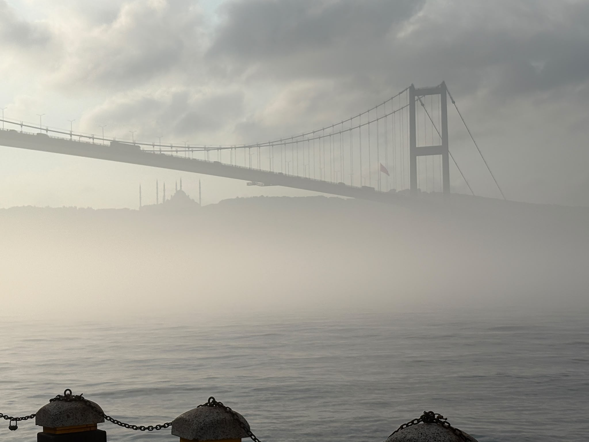 İstanbul Boğazı sis nedeniyle transit gemi geçişlerine kapatıldı! Şehir Hatları'nda da bazı seferler iptal edildi