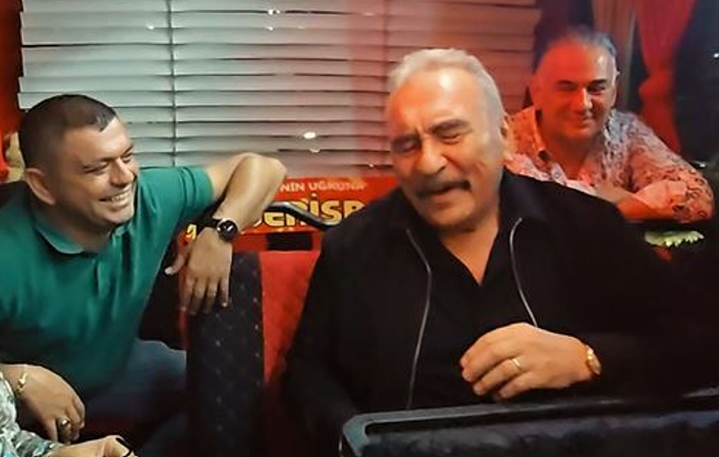 Ümit Besen, konserine nostaljik minibüsle gitti