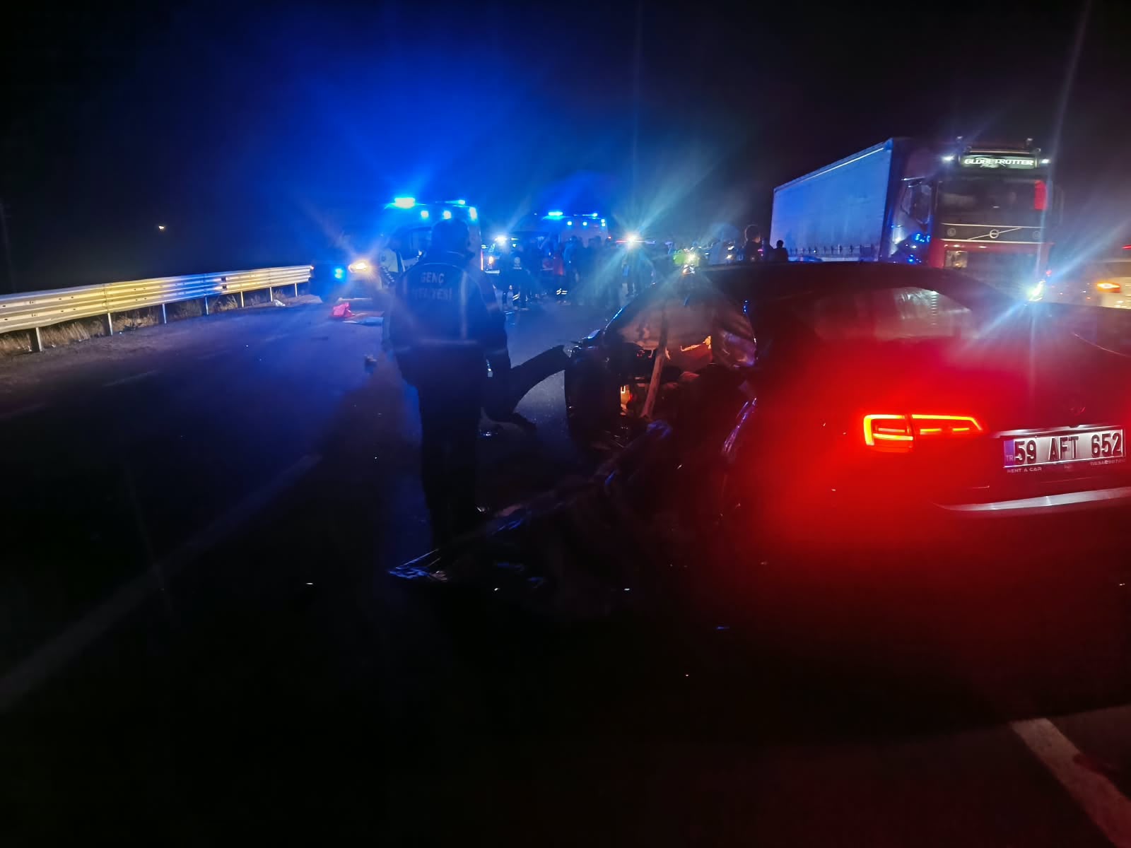 Bingöl’de otomobil bariyerlere çaptı: 2 ölü, 2 yaralı