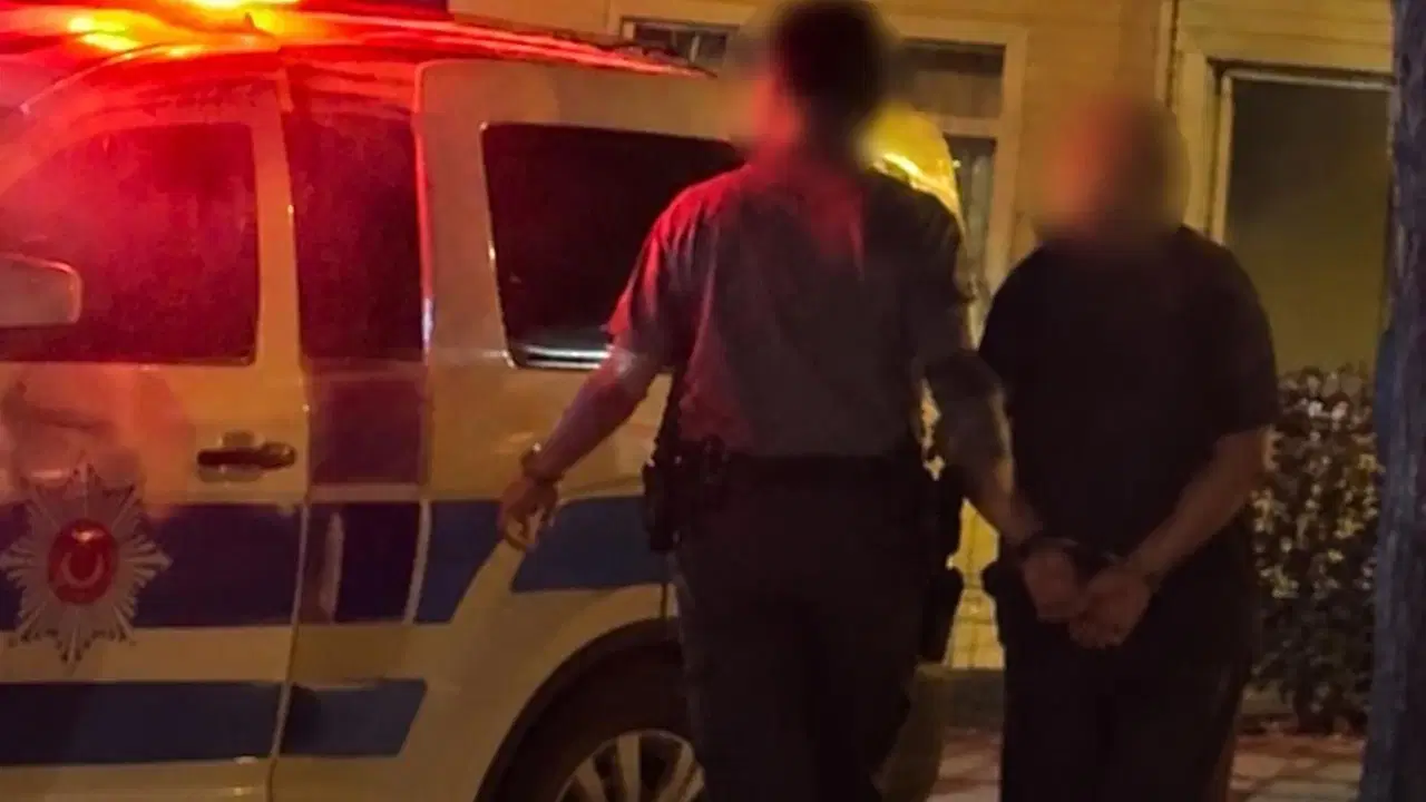 Otel odasında iki erkek çocukla basılan iş insanı tutuklandı!