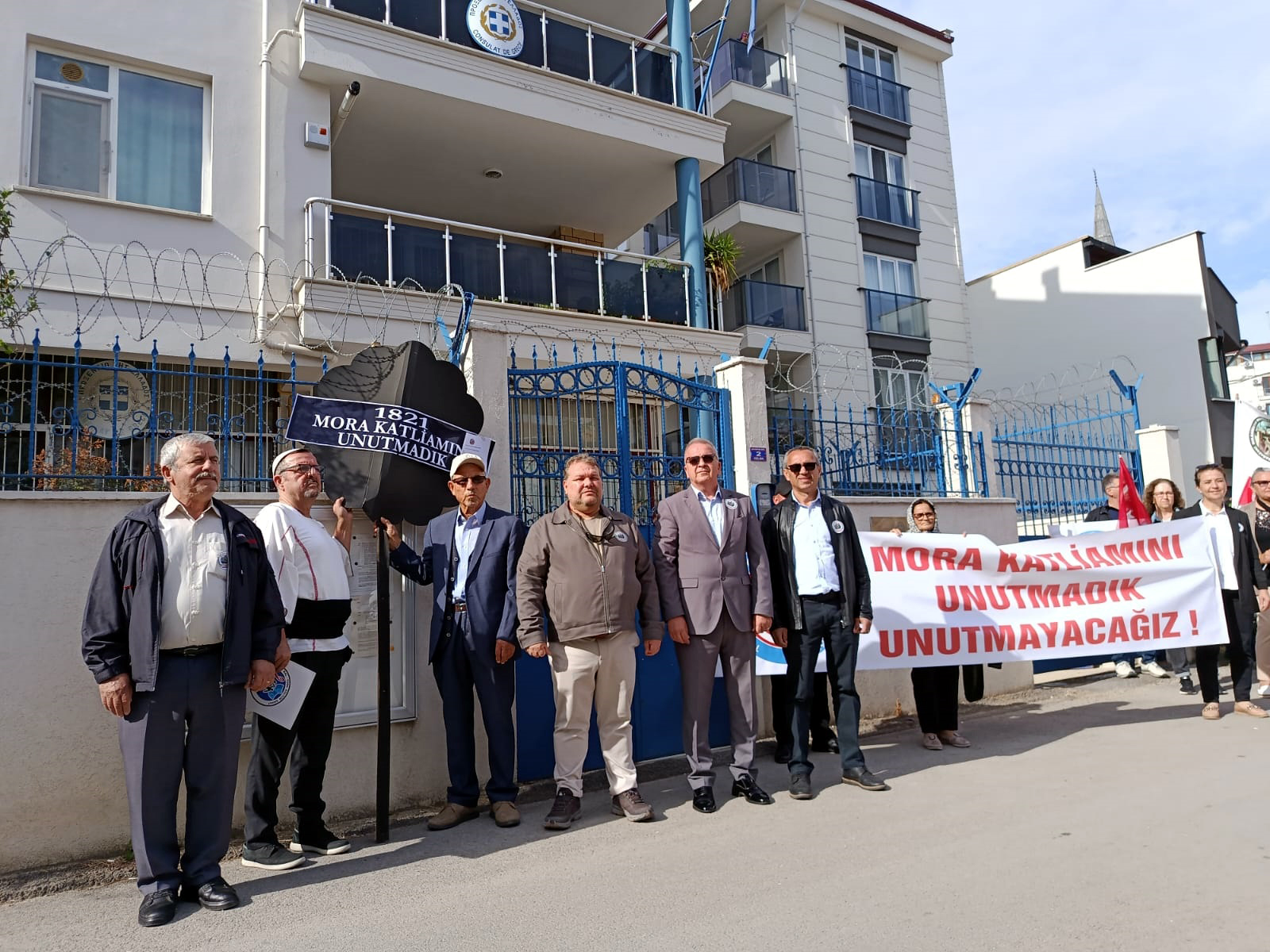Mora Katliamı’nın 205'inci yılında Yunanistan Konsolosluğu'na siyah çelenk bırakıldı!