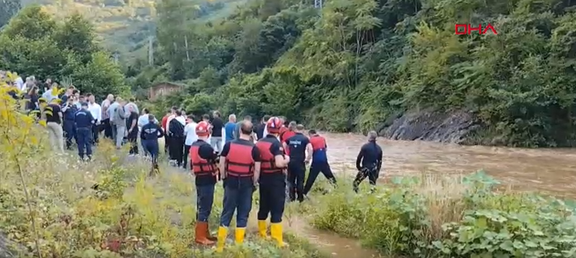 Sel felaketi! Kız kardeşlerin cansız bedenlerine ulaşıldı anne aranıyor