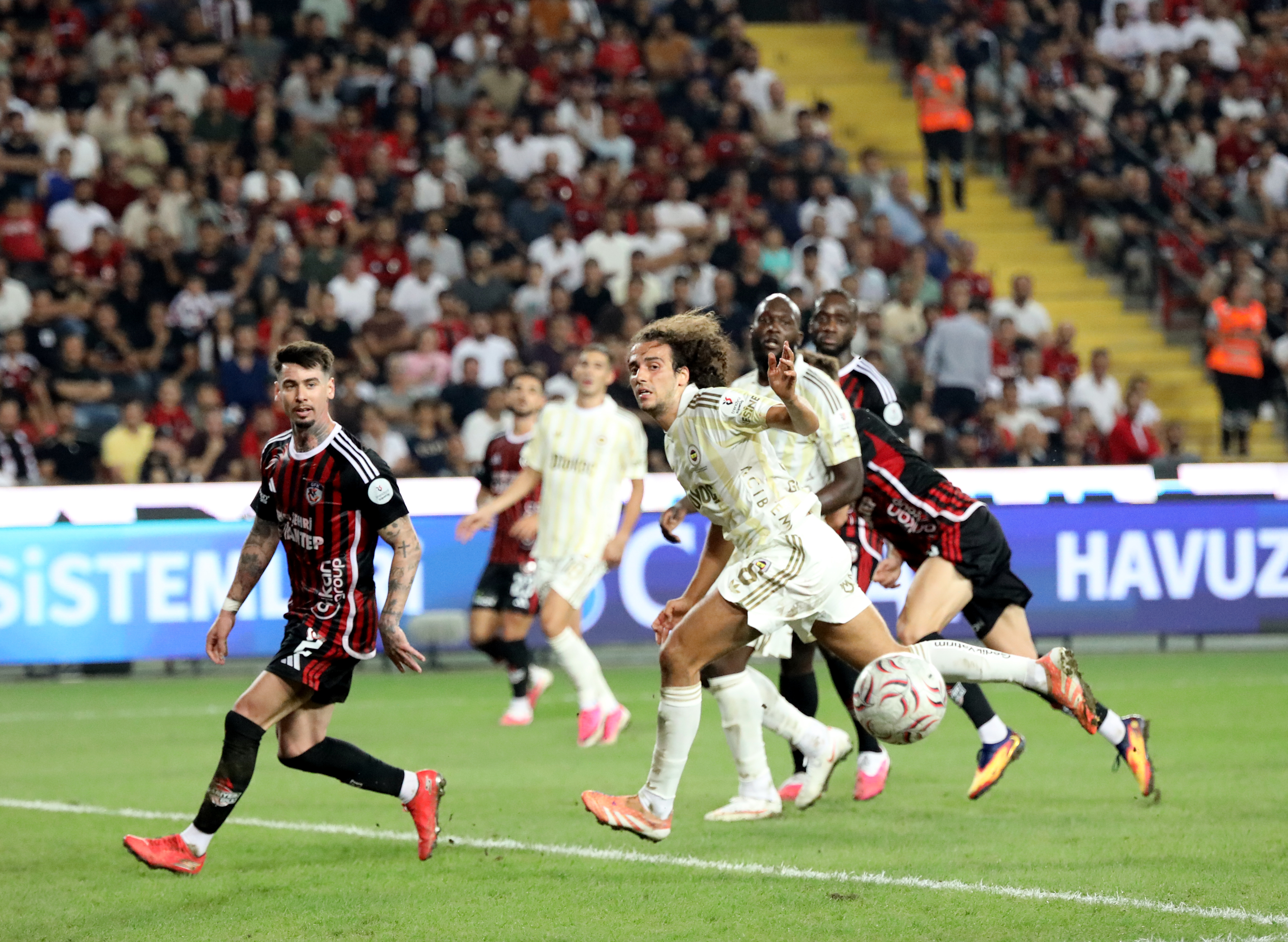 Fenerbahçe deplasmanda Gaziantep FK ile  0-0 berabere kaldı!