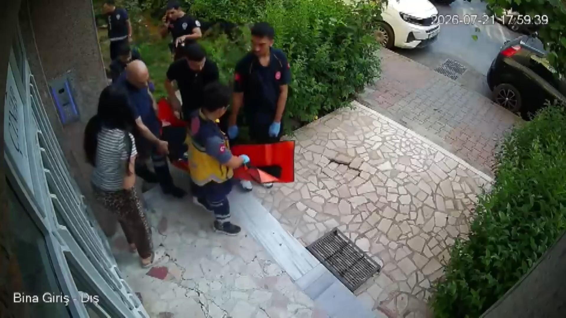 İstanbul'da takıntılı erkek dehşeti! Kadının annesini bıçakladı engelli komşusunu darbetti