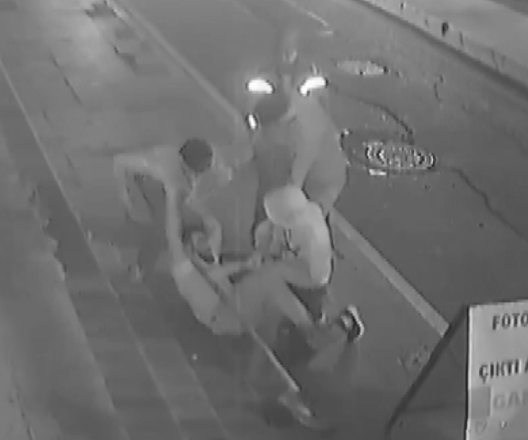 Bayrampaşa’da abisiyle tartıştı; yeğenleri tarafından çekiçli sopalı saldırıya uğradı