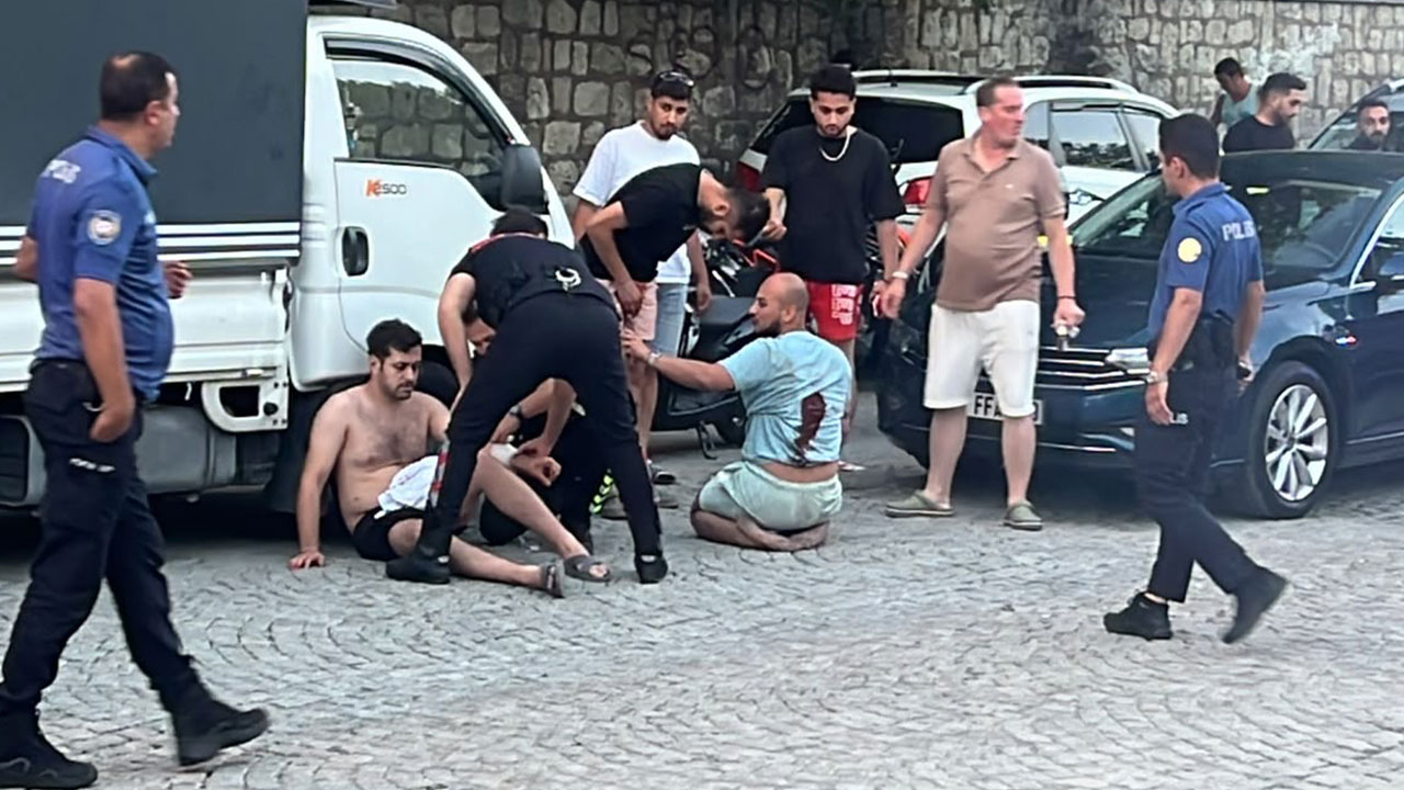 Yol verme kavgasında ortalık savaş alanına döndü! 4 kişiyi bıçakladı, kayıplara karıştı!