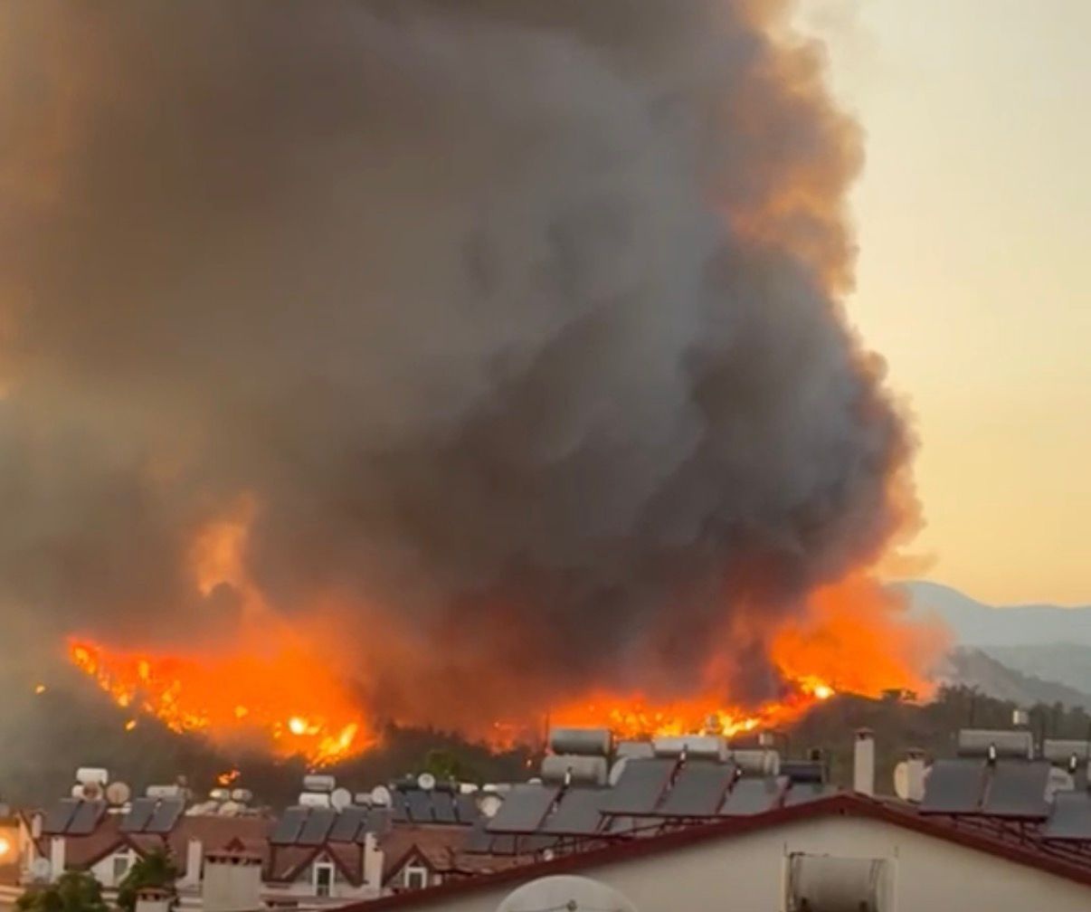 Fethiye'de orman yangını!  Alevler evlere sıçradı