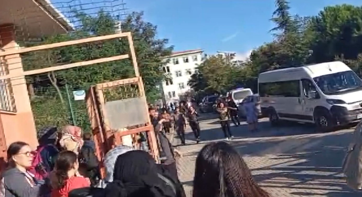 İstanbul'da kız öğrenci bıçakla okulu bastı! Bir öğrenci öldü 2'si ağır 7 öğrenci yaralandı