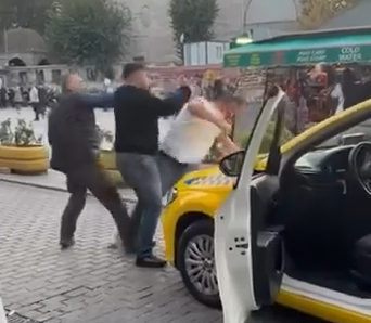 Fatih'te taksicilerin yumruklu 'yolcu alma' kavgası kamerada