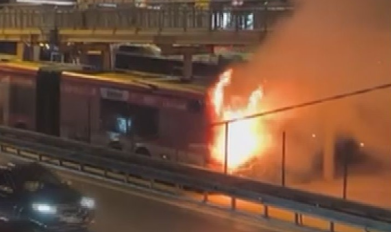İstanbul'da seyir halindeki metrobüs alev topuna döndü!