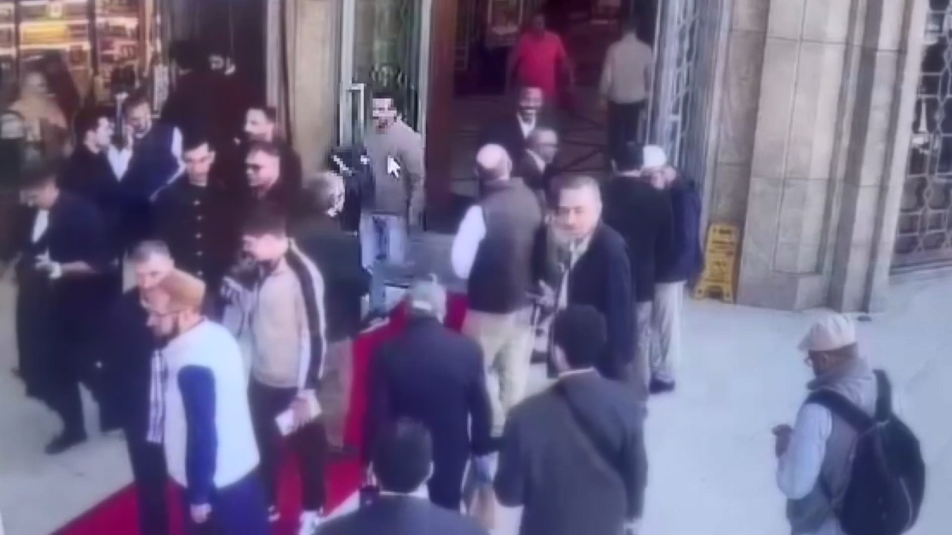 Beyoğlu’nda camide döviz hırsızlığı kamerada: Şüpheli 620 dakikalık kayıt incelenerek yakalandı