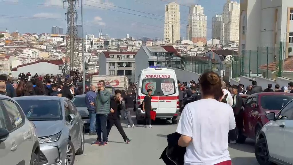Esenyurt'ta bir lisede öğrenciler arasında çıkan kavgada 2 öğrenci bıçakla yaralandı!