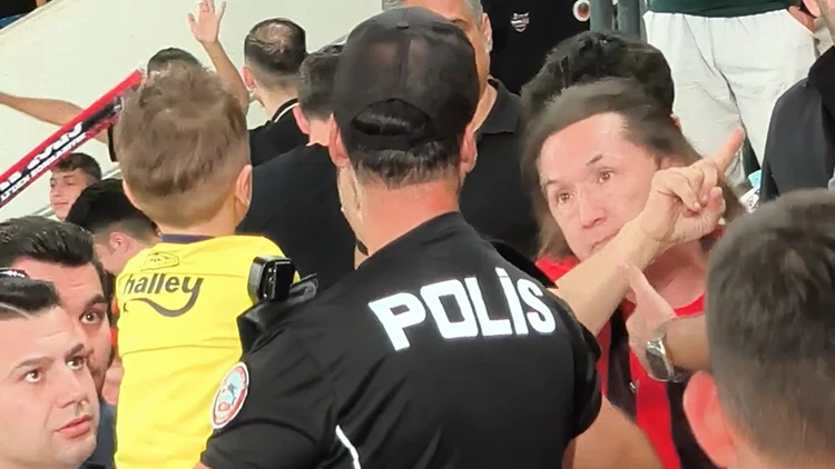 Minik taraftarın formasını zorla çıkarttıran tribün zorbası gözaltına alındı! 