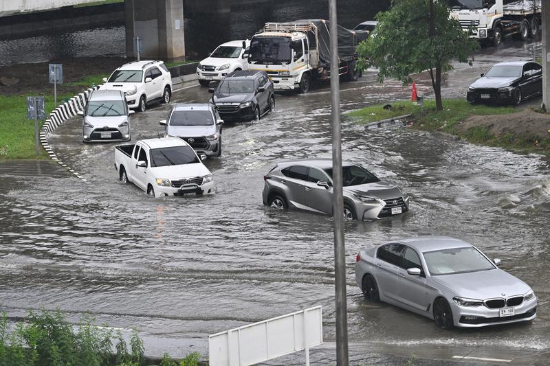 Bangkok'u sel vurdu! Binlerce kişi tahliye edildi