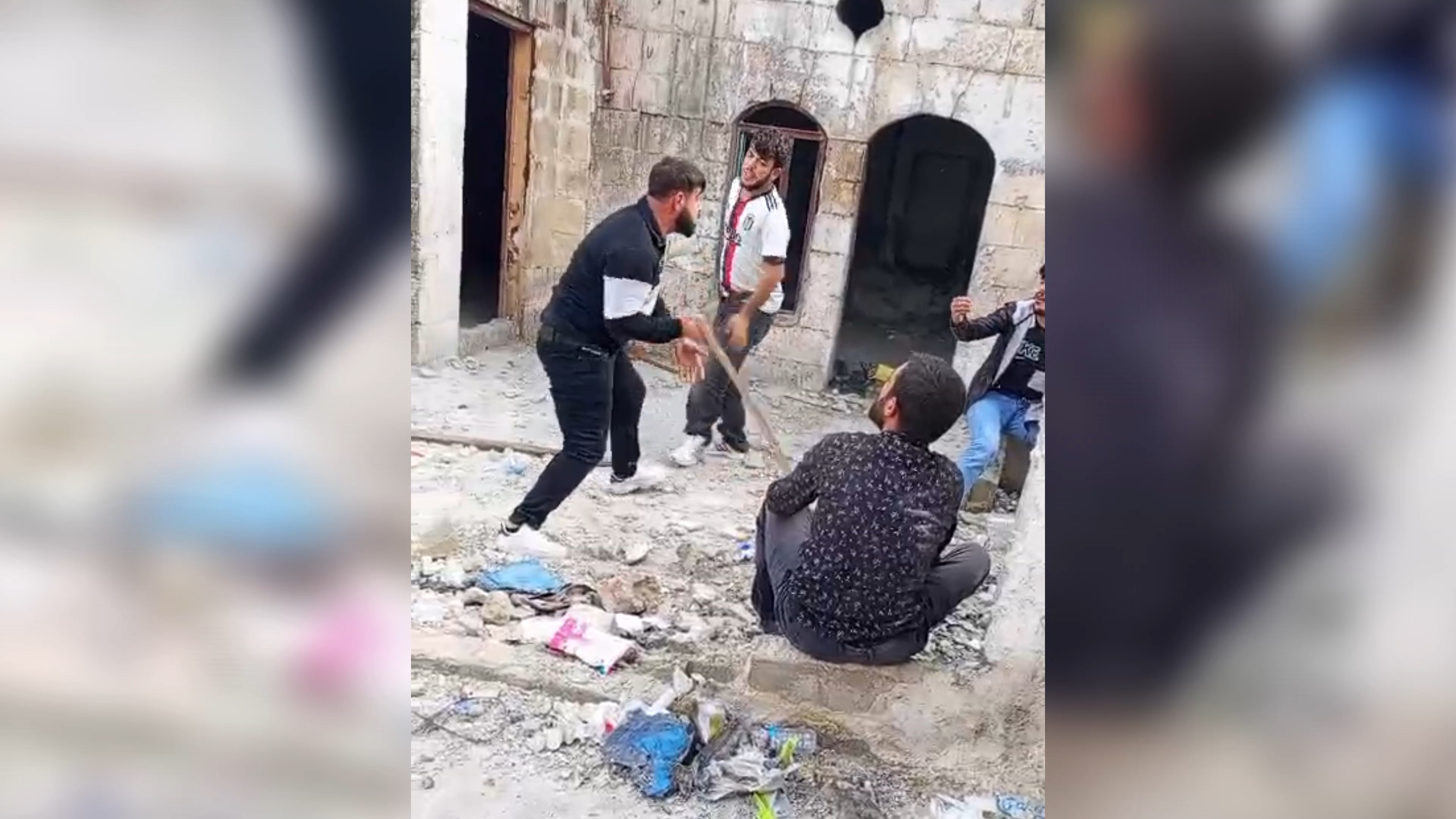 Şanlıurfa'da 4 kişiye sopa, bıçak ve taşla saldırı kamerada!