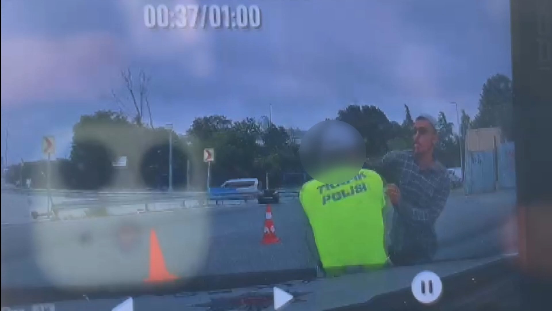 İstanbul'da polise bıçaklı saldırı! Bacağından vurularak yakalandı