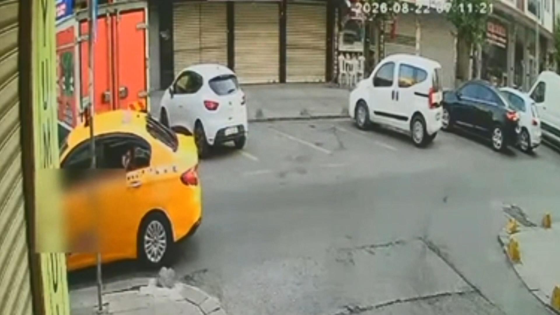 İstanbul'da kuyumcu dükkanına silahlı saldırı kamerada!