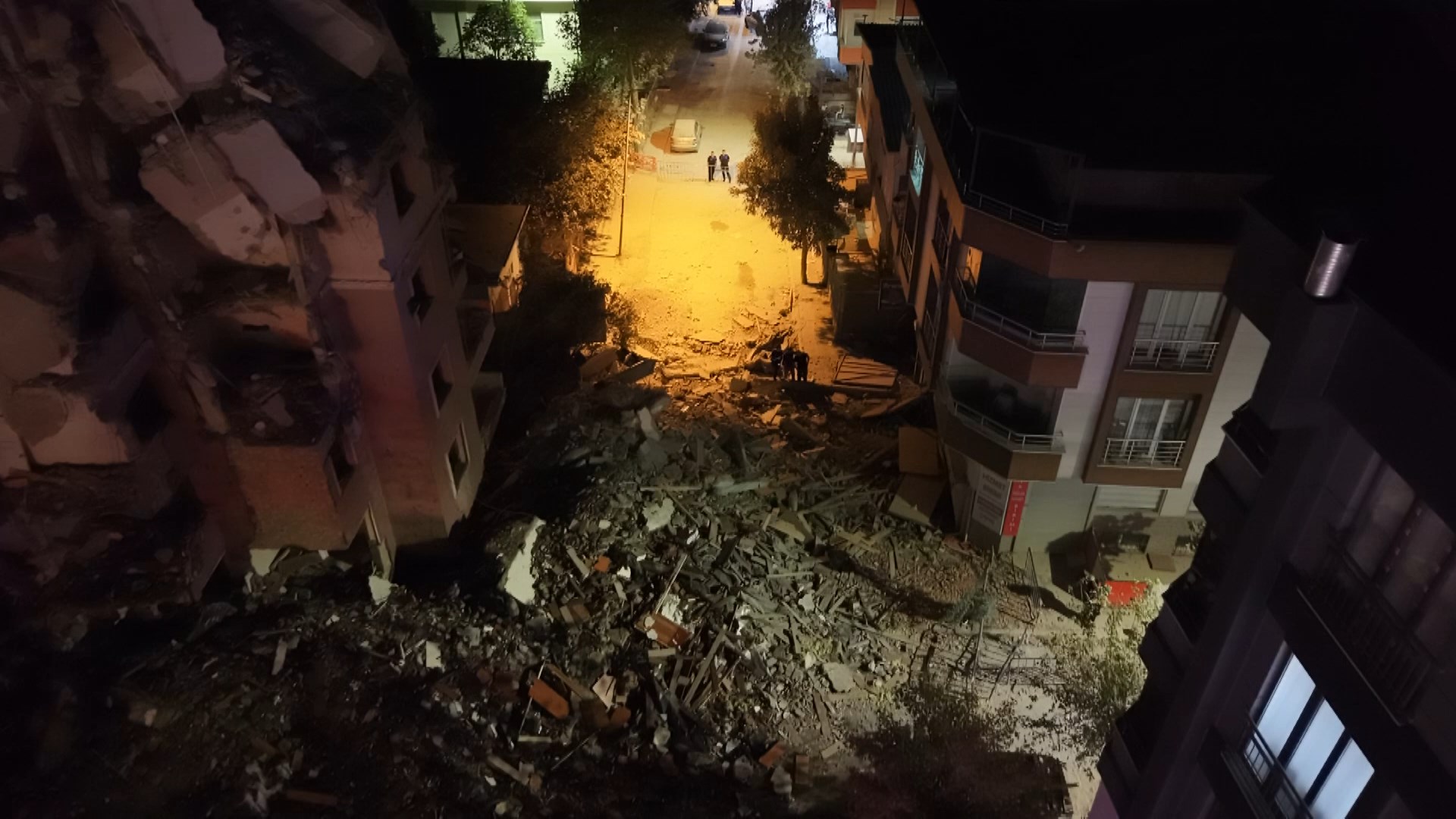 Küçükçekmece'de yıkım sırasında binanın bir bölümü çöktü: 3 yaralı