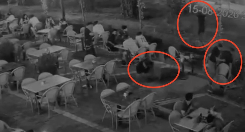 Ağacın arkasında pusuda bekleyip kafede oturan kişiyi vurdu