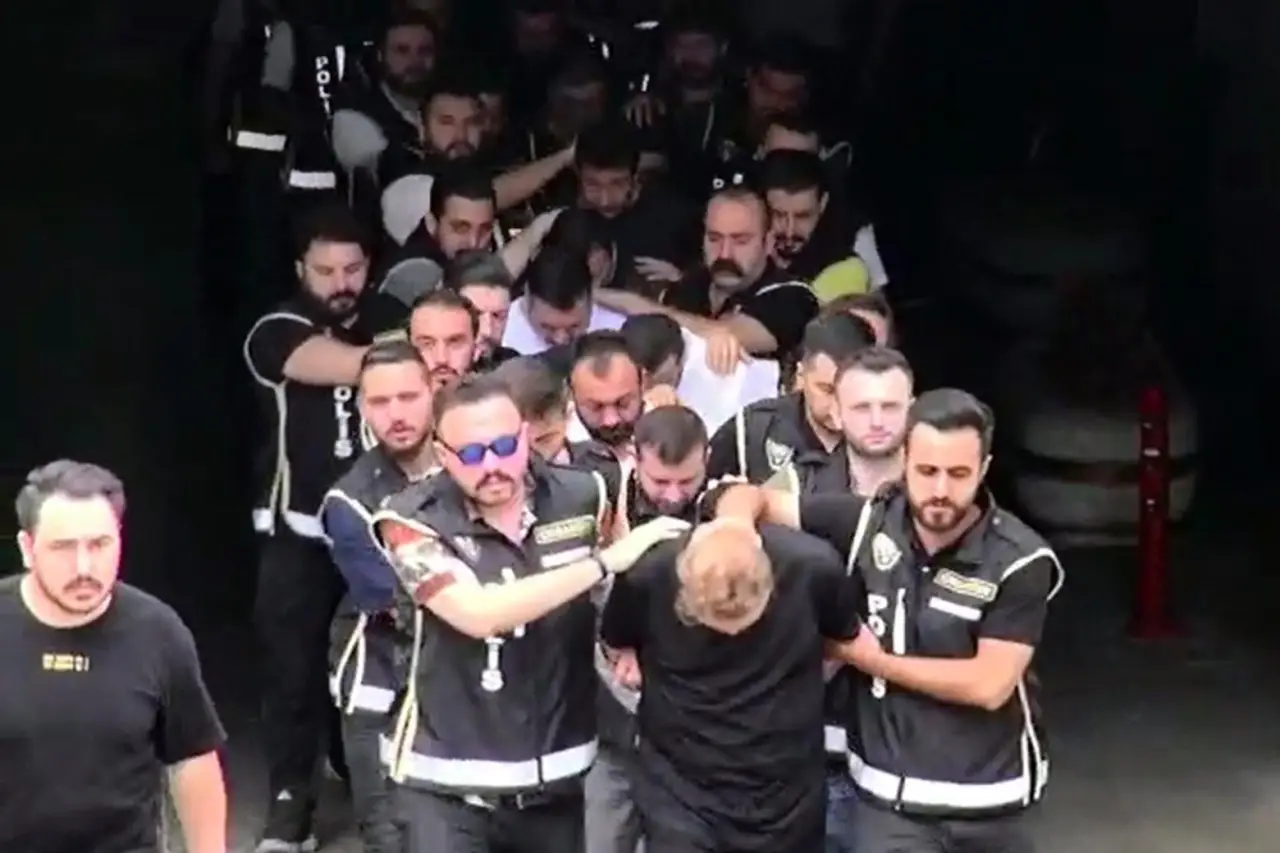 Sedat Şahin'e saldırı hazırlığındaki Sarallar grubu üyesi 19 kişi yakalandı! Roketatar, roketatar sevk fişekleri ve anti-tank roket mühimmatları bulundu