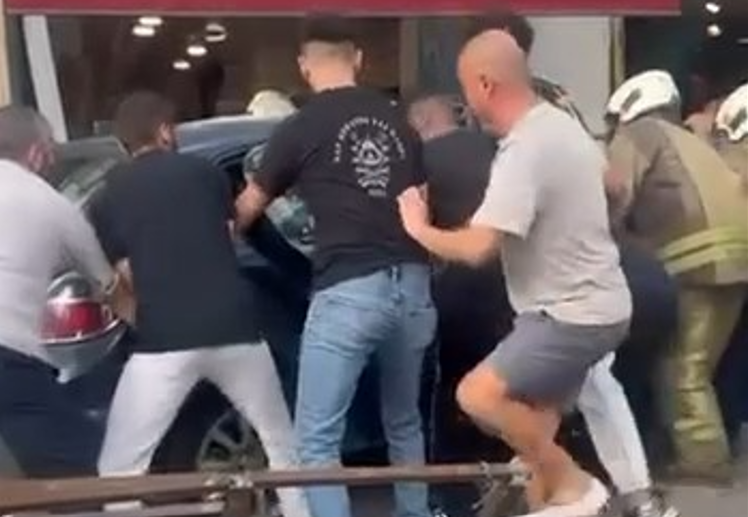 Beykoz’da otomobil kaldırımdaki yayaların arasına daldı: 6 yaralı