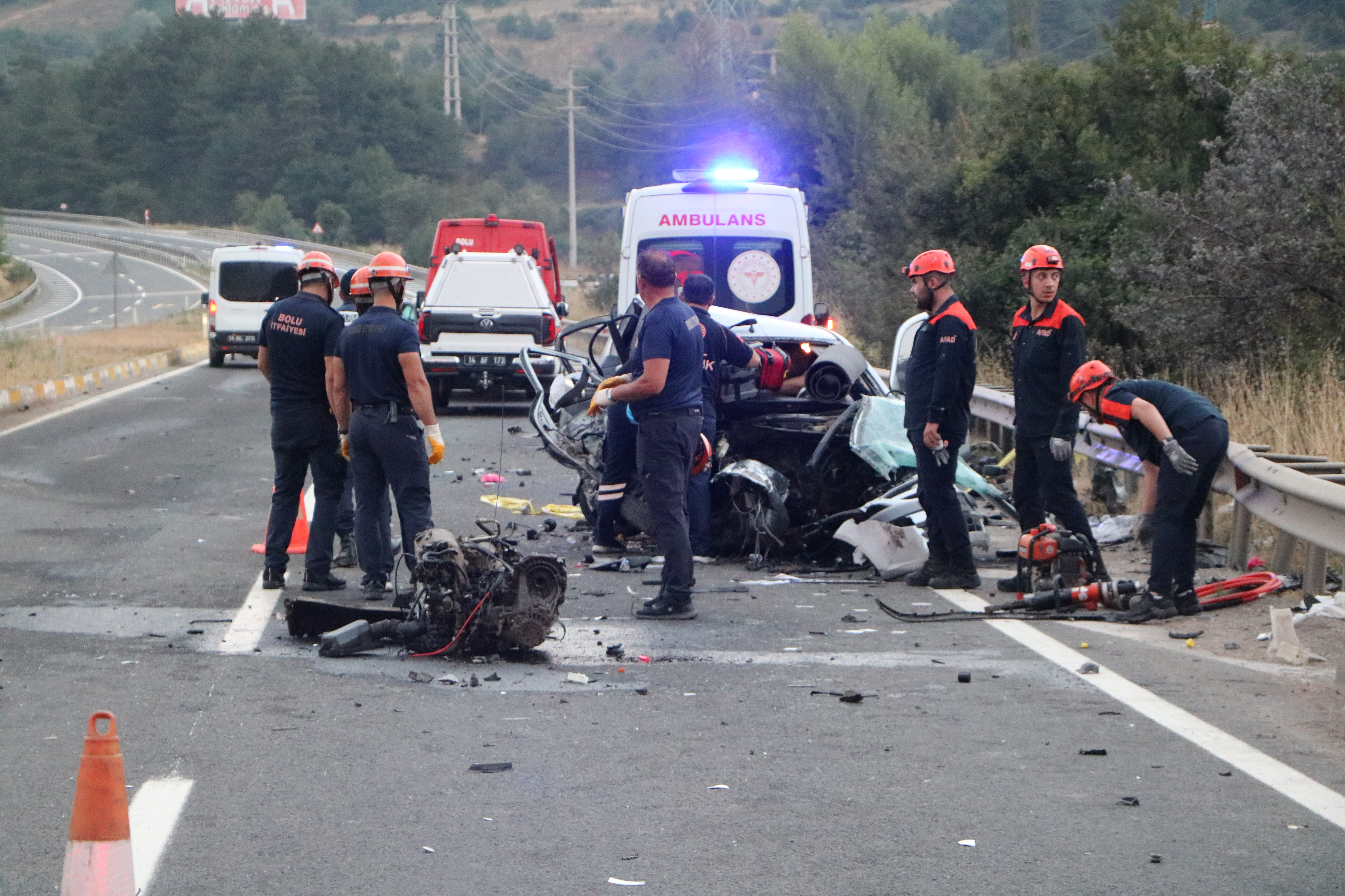 Karşı şeride geçen otomobil, başka bir otomobille çapıştı: 1 ölü, 2 ağır yaralı