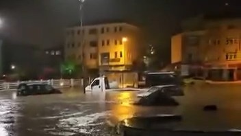 Şiddetli yağış Yalova'yı da vurdu! Sel suları vatandaşı ve aracı sürükledi