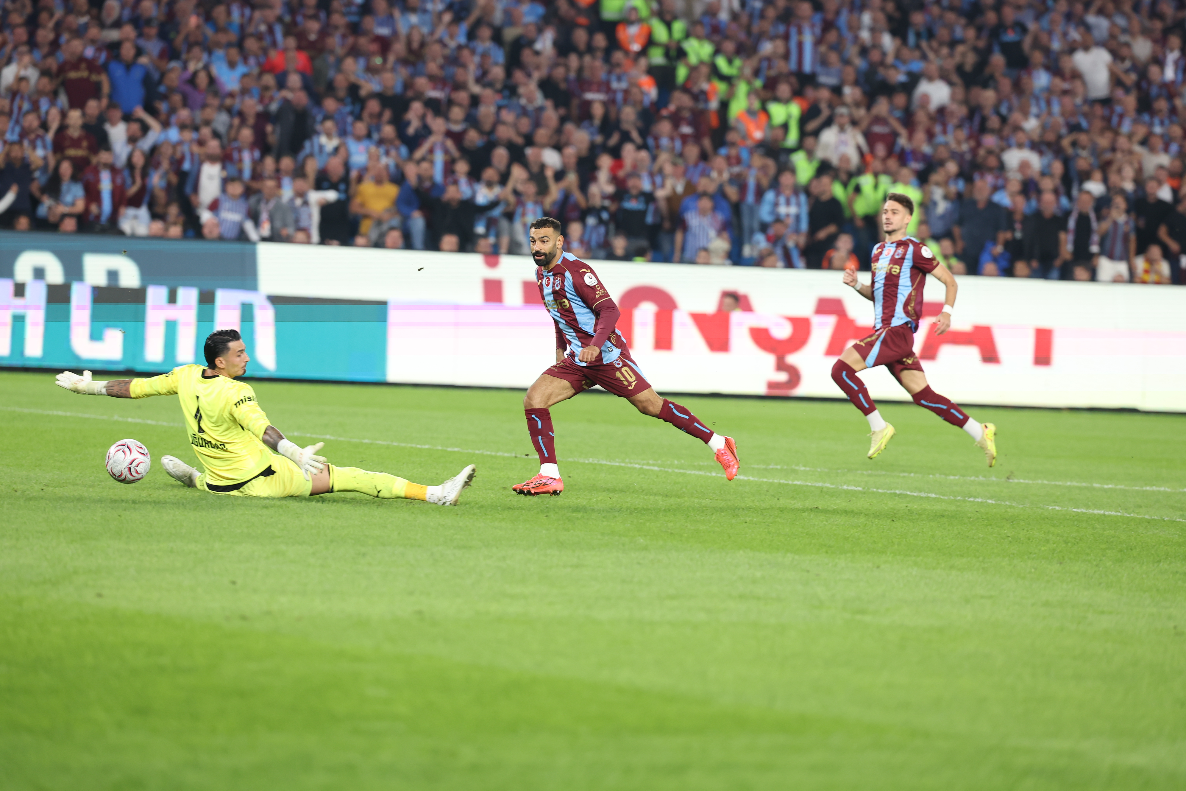 Trabzonspor, Galatasaray'ı 4-0'la geçti! Salah hat-trick yaptı